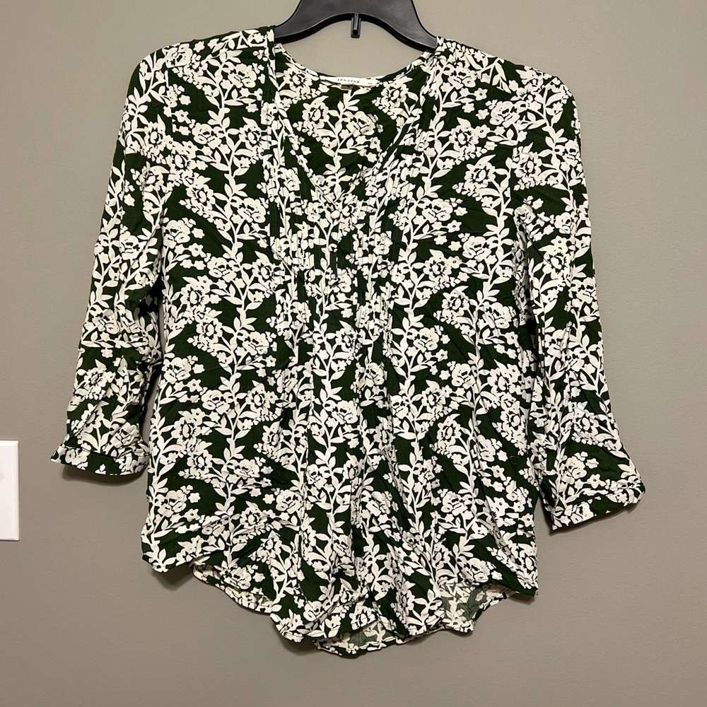 Fun2Fun Green and White Floral Top